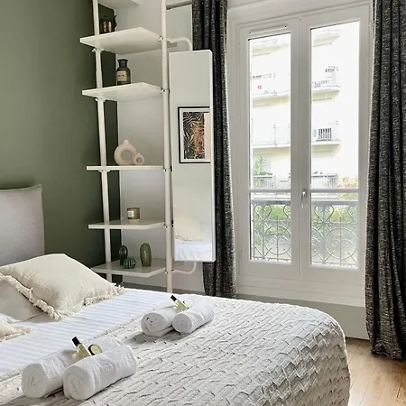 Eiffel Tower Stylish Retreat Апартаменты *