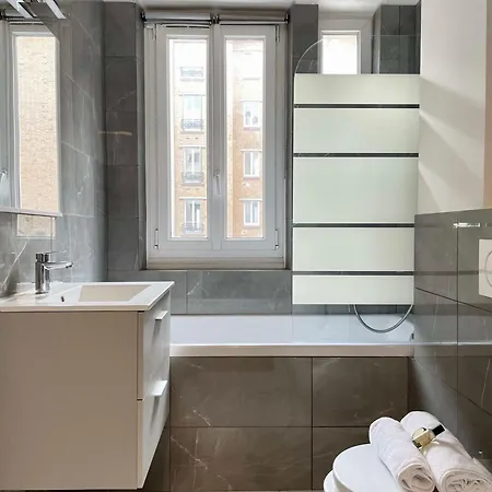 Eiffel Tower Stylish Retreat Апартаменты Париж