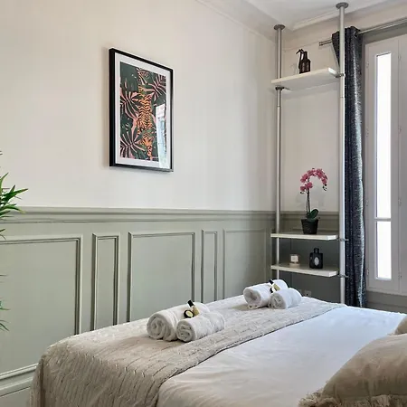 Eiffel Tower Stylish Retreat *