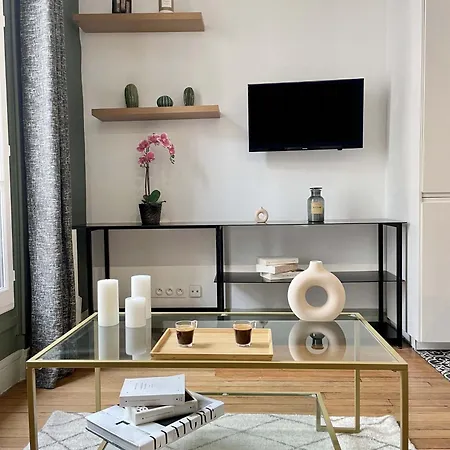 Eiffel Tower Stylish Retreat Апартаменты