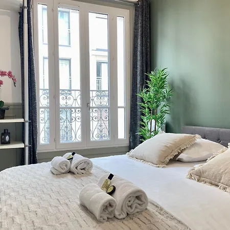 Апартаменты Eiffel Tower Stylish Retreat *
