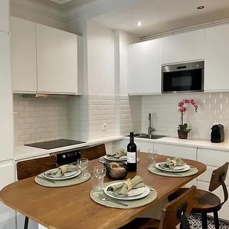 Апартаменты Eiffel Tower Stylish Retreat Париж