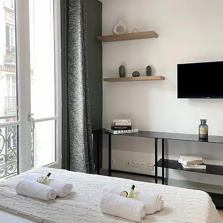 Eiffel Tower Stylish Retreat Апартаменты