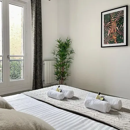 Апартаменты Eiffel Tower Stylish Retreat *
