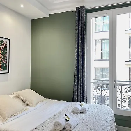 Апартаменты Eiffel Tower Stylish Retreat Париж