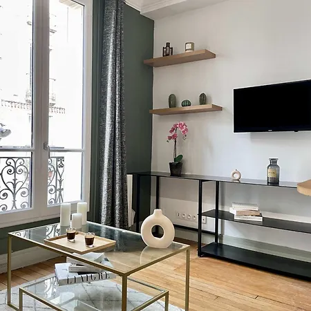 Апартаменты Eiffel Tower Stylish Retreat